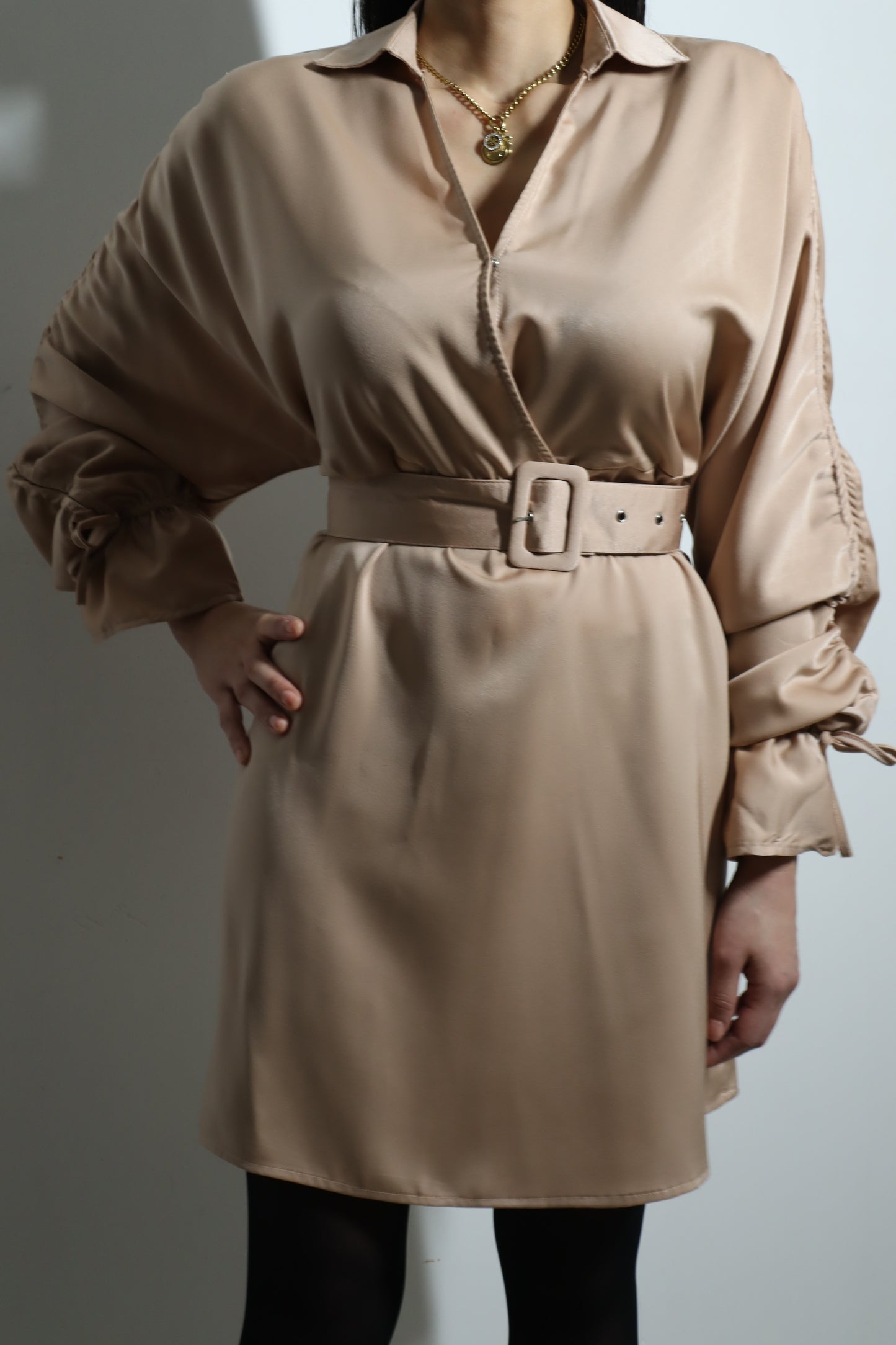 Beige Satijnen Jurk met Riem – Vrouwelijk & Chic