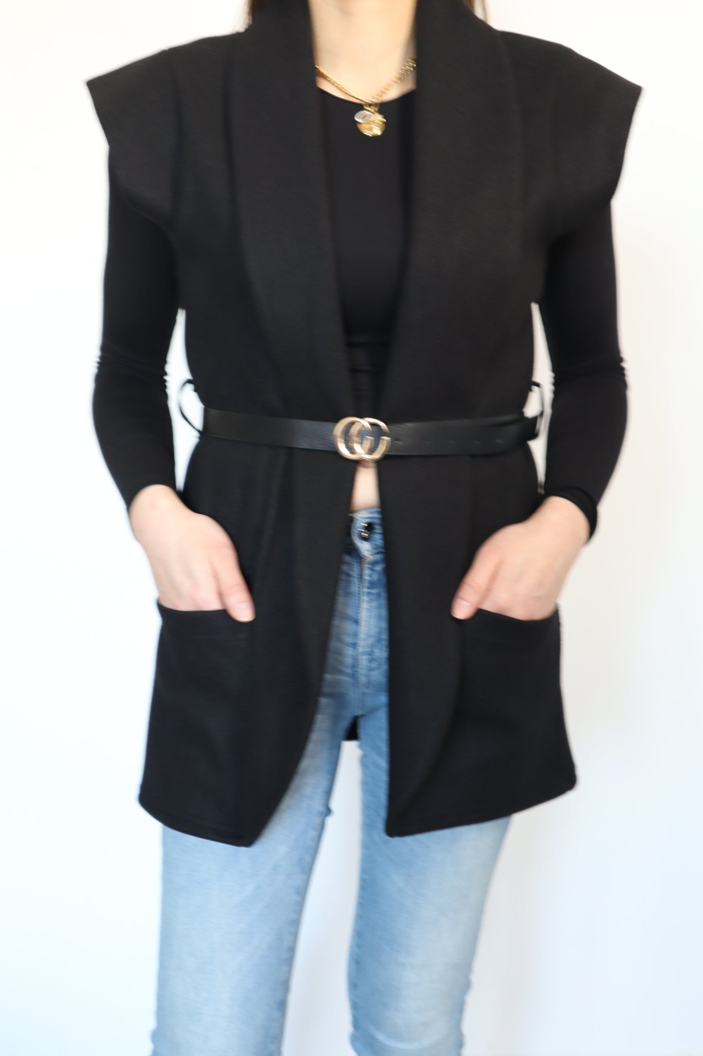Dames Gilet Zwart – Mouwloze Gilet met Riem | Elegant & Tijdloos