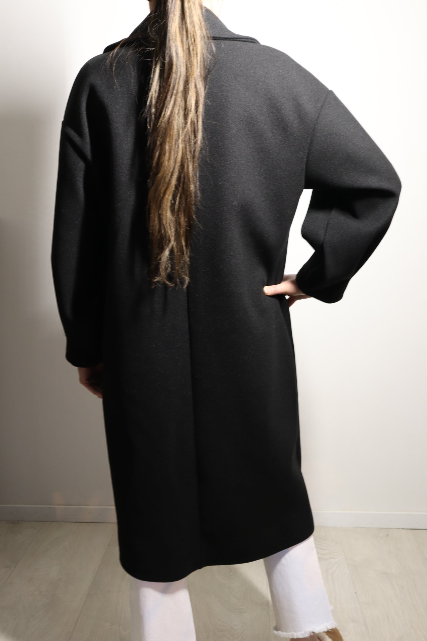 Zwarte Lange Dames Jas – Tijdloos Elegante Manteljas