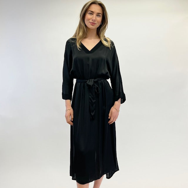 Joss Amsterdam Satin Midi Jurk – Zwart met Ceintuur
